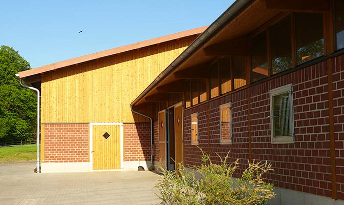 Pferdeklinik Jühnde - Haus mit Stall